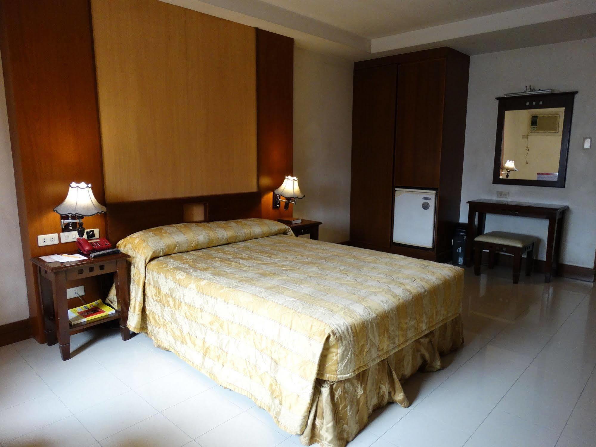 Cherry Blossoms Hotel Manila Exterior foto