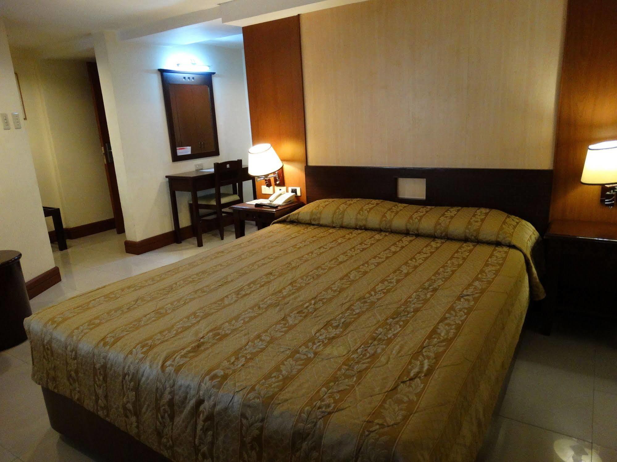 Cherry Blossoms Hotel Manila Exterior foto